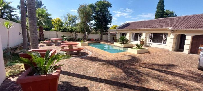 House To Rent in Brackendowns: 3 bedrooms, pool, office space, garden, braai area.