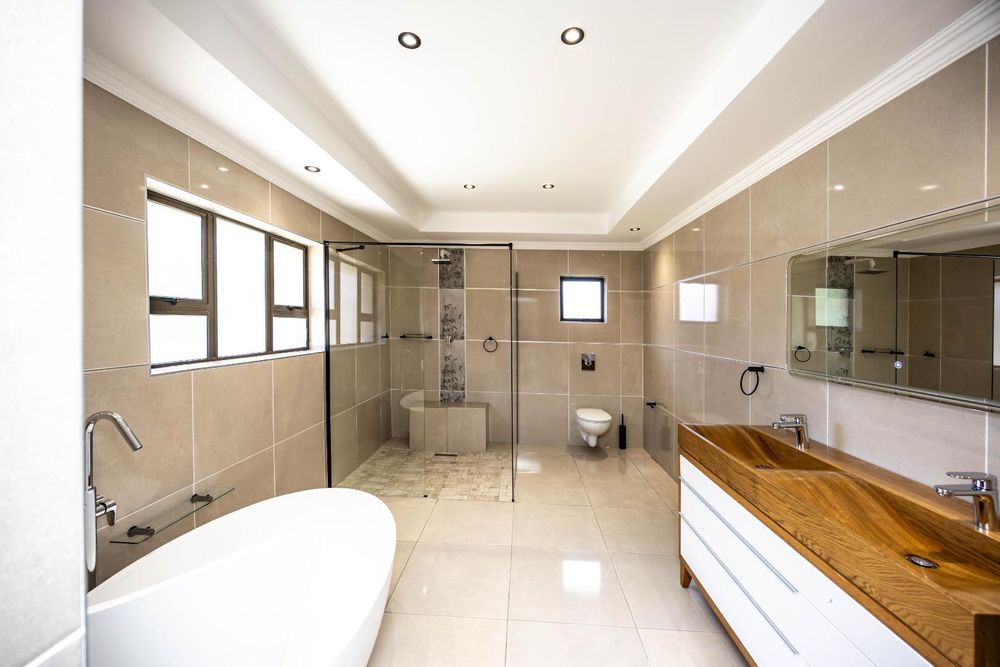 Master bedroom en-suite bathroom