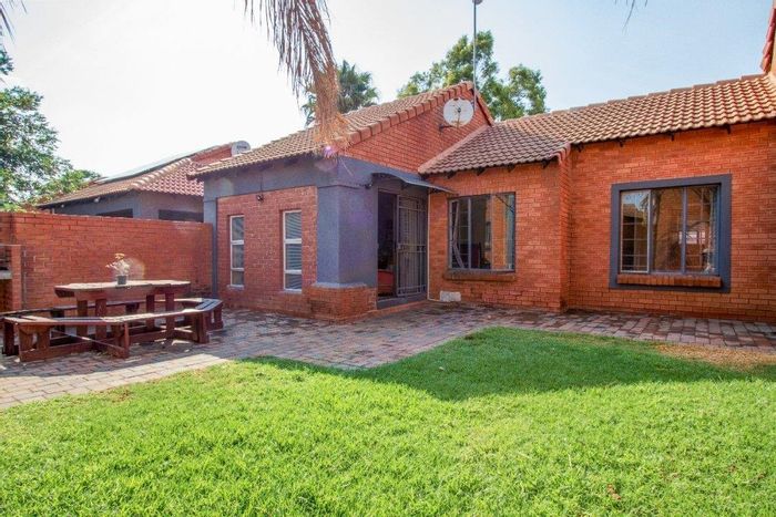 Equestria Townhouse For Sale: 3 beds, 2 baths, 24-hour security, double garage.