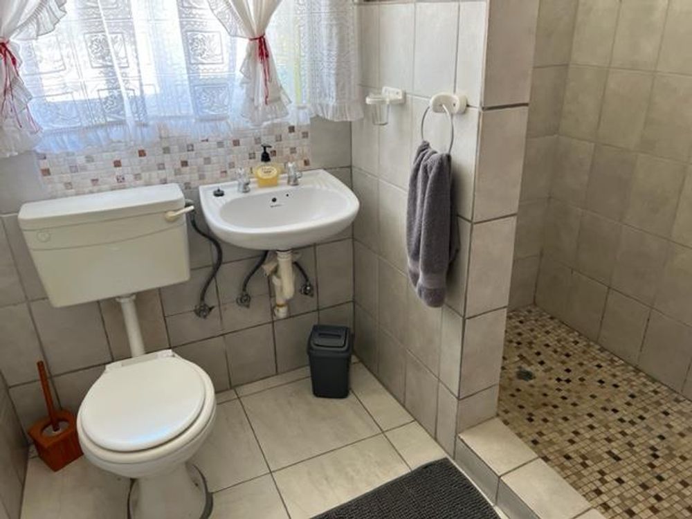 Guest en-suite bathroom