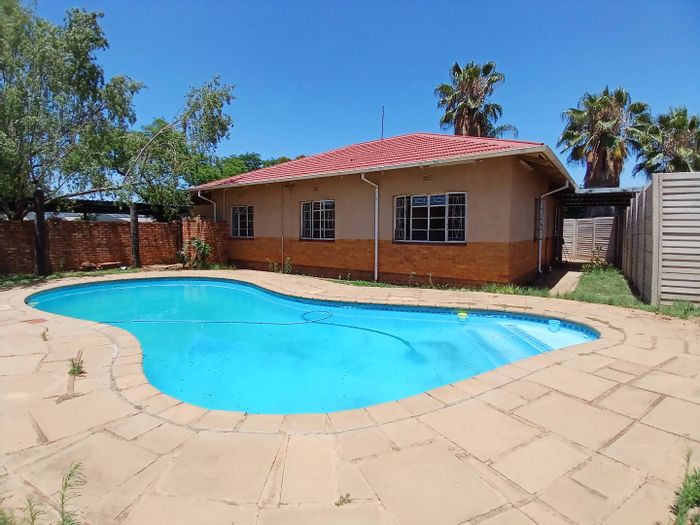 3-Bedroom House with Pool, 3 Carports, Pet-Friendly in Moregloed - To Rent