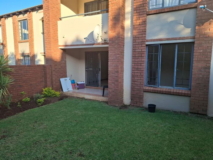 Mooikloof Ridge Townhouse To Rent: 2 beds, pool, tennis courts, 24-hour security.