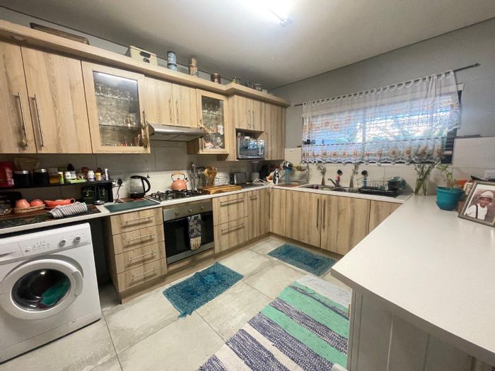 For Sale: House in Elisenheim with open-plan living, spacious yard, and potential garage.