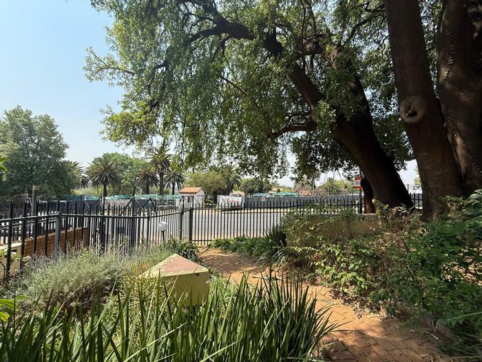 Illovo Apartment To Rent: 2 beds, pool access, garden, Smeg appliances, parking.