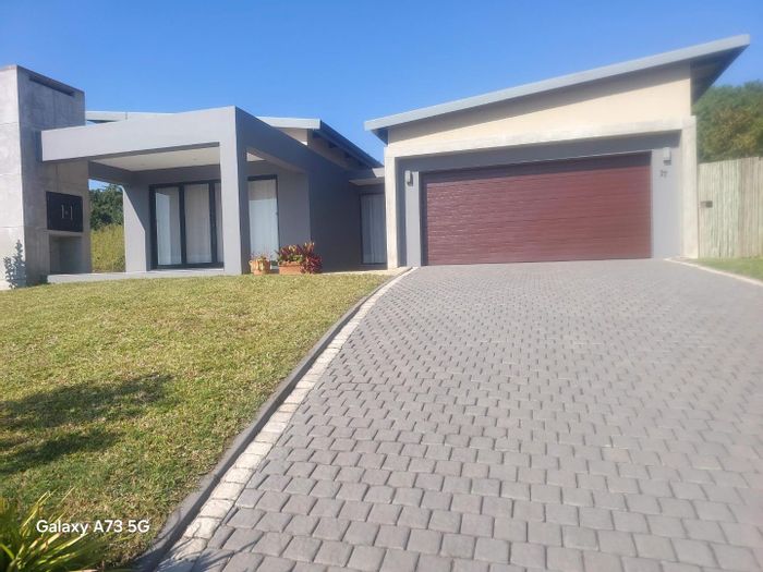 House For Sale in Palm Lakes Estates: 4 beds, pool access, spacious garden.