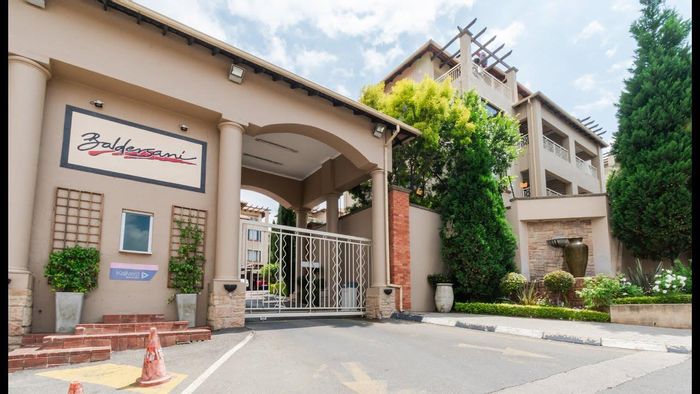 Sunninghill Apartment For Sale: Loft, balcony, pool access, secure complex amenities.