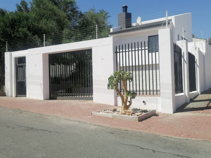 Klein Windhoek House To Rent: 3 Bedrooms, landscaped garden, secure parking, modern amenities.