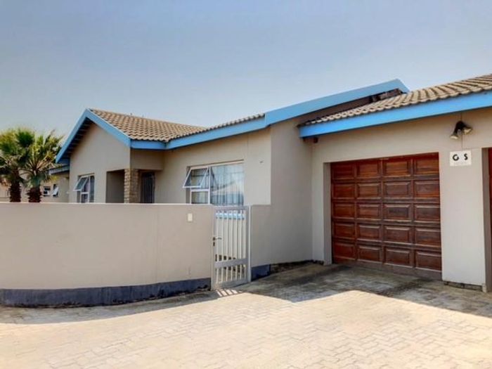 Vogelstrand House For Sale: 3-bed home, 2-bed flatlet, indoor BBQ, security features.