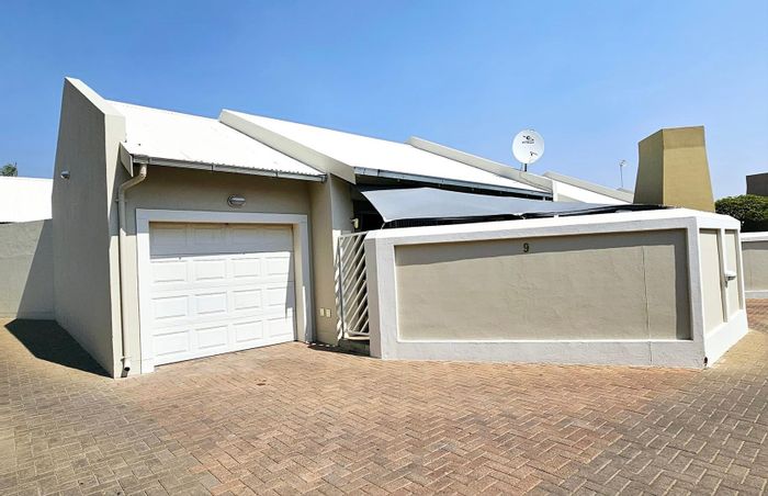 Property #2176066, Townhouse for sale in Pioniers Park Ext 1