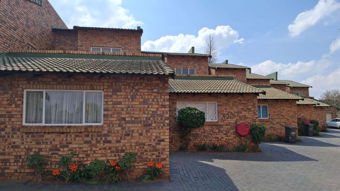 Duplex Townhouse for Sale in Horison: 2 beds, private garden, secure parking.