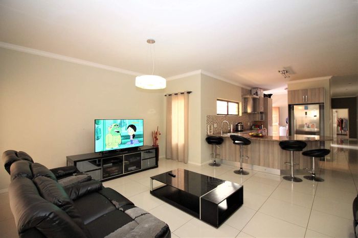For Sale: Long Beach House with 3 bedrooms, double garage, BBQ area.