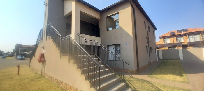 Norton Park Townhouse For Sale: 2 beds, 2 baths, private outdoor space, secure living.