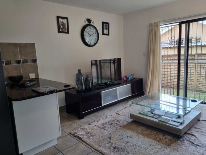 Gonubie Apartment For Sale: 2 bedrooms, garden access, braai facilities, secure complex.