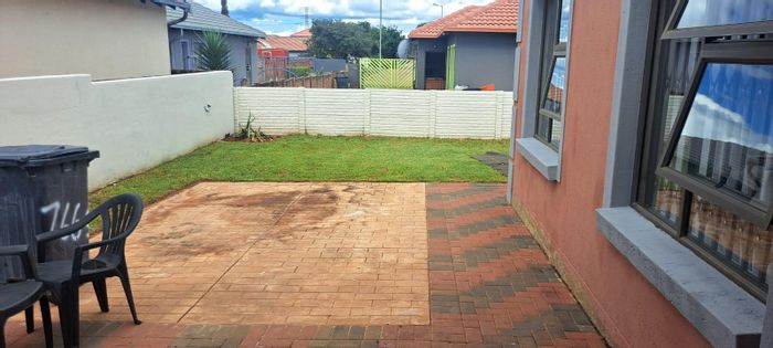 Three-bedroom house for sale in The Orchards with fitted kitchen and drive-through garage.