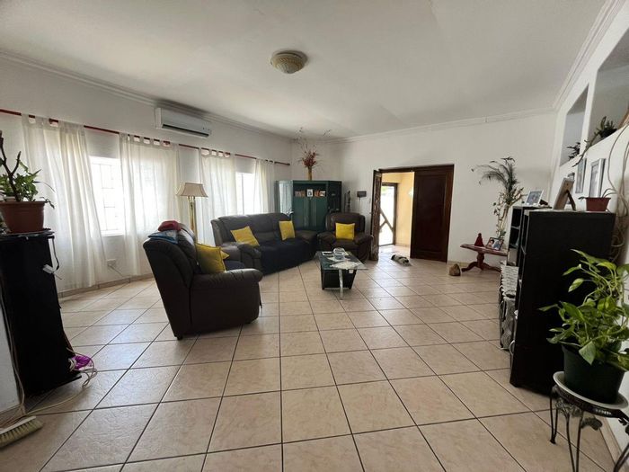 Kleine Kuppe House For Sale: 5 bedrooms, entertainment area, double garage, ample parking.