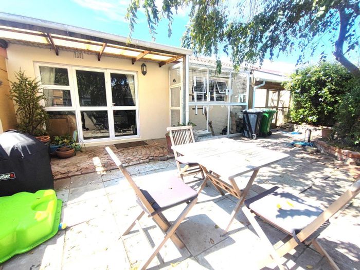 House To Rent in Kenilworth: 3 Bedrooms, pet-friendly, inverter, and fibre-ready.