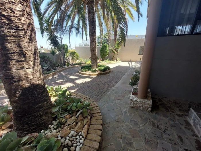 For Sale: House in Hochlandpark with 5 bedrooms, pool, and entertainment lapa.