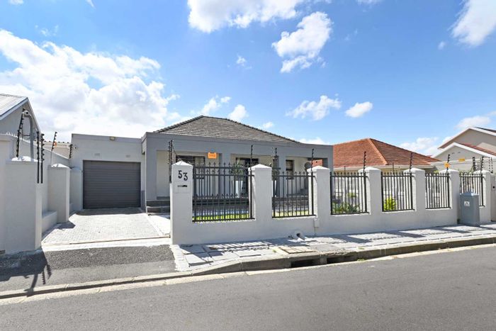 Claremont House For Sale: 6 beds, pool, flatlet, outdoor entertainment area.