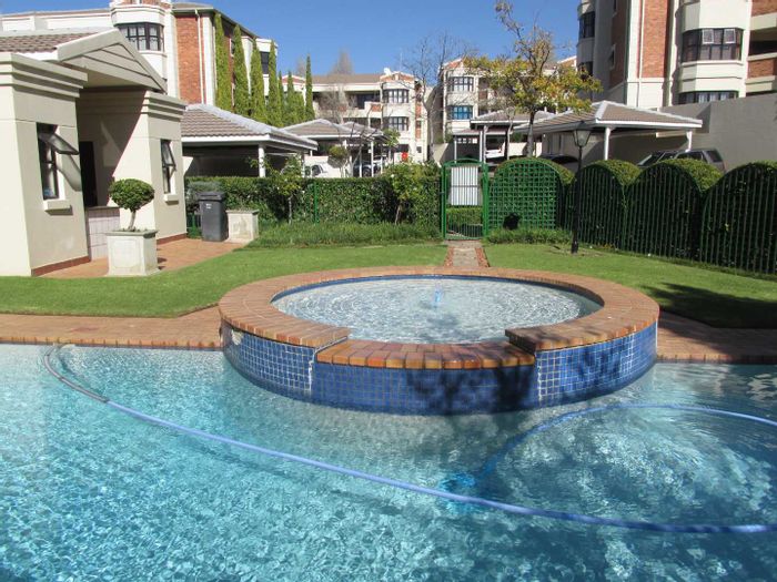 Bryanston Apartment To Rent: 2 beds, pool, secure complex, close to amenities.