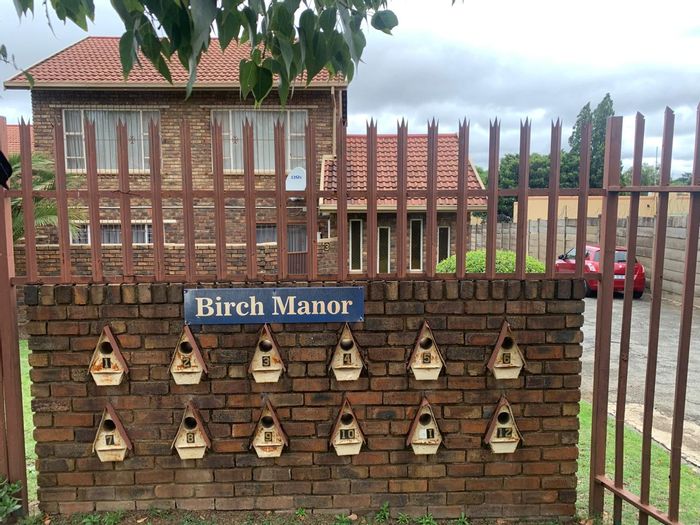 For Sale: Birchleigh North Townhouse with 4 bedrooms, patio, and security features.