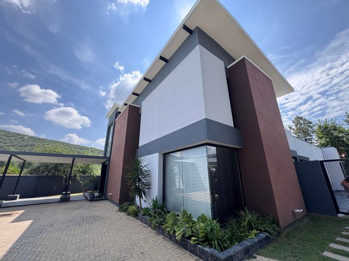For Sale: House in Avis with smart tech, pool, gym, and wine cellar.
