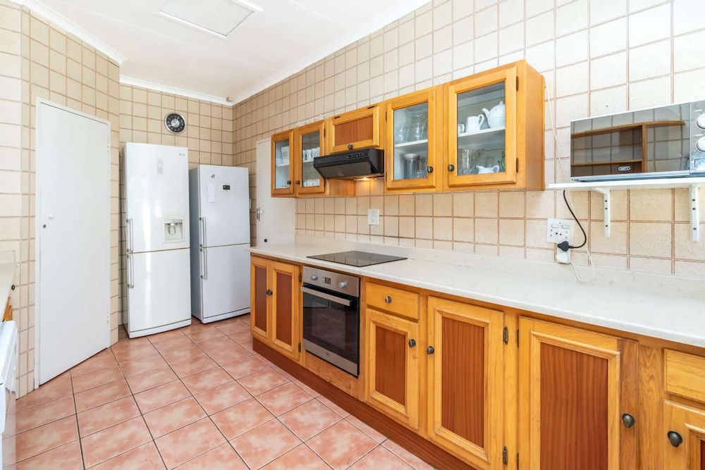 Kitchen, corner pantry