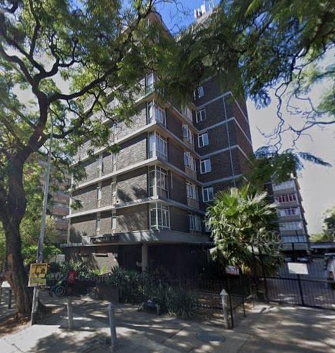 1.5 Bedroom Apartment in Sunnyside For Sale with Lounge and Dining Room.