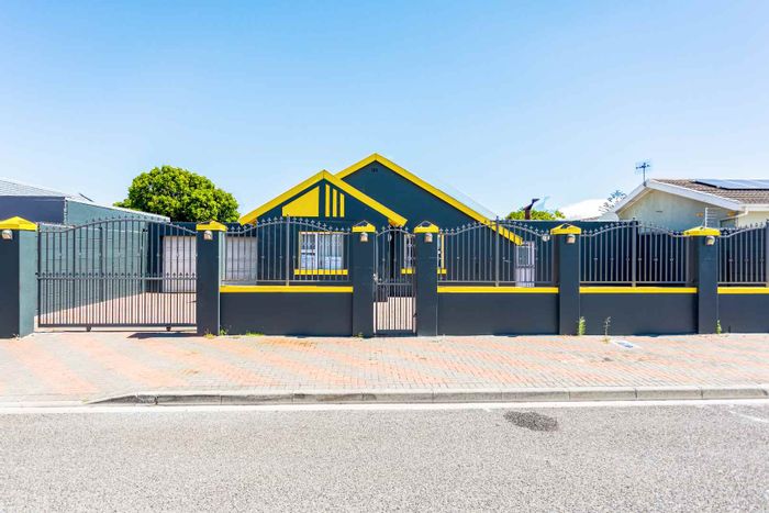 Versatile Sanddrift house for sale with flatlet, braai room, and ample parking.