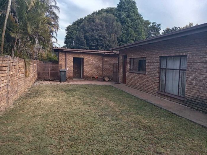 For Sale: House in Theresapark with 3 ensuites, study, pool, and flatlet.