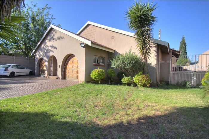 For Sale: Spacious Verwoerdpark house with pool, entertainment room, and ample parking.