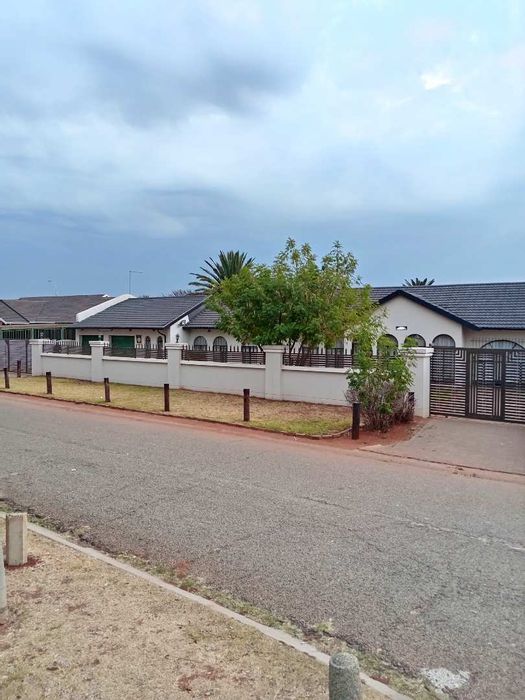 Leondale House To Rent: 4 bedrooms, 3 bathrooms, pet-friendly, secure area.