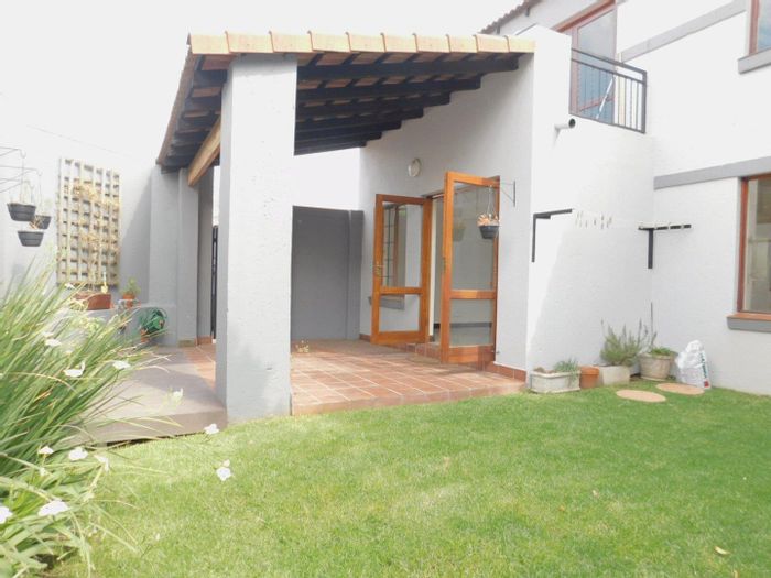 Bryanston Apartment For Sale: 2 Beds, Garden, Pool, Secure Complex, Pet-Friendly.