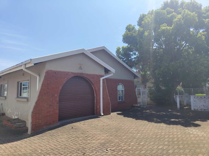 Lennoxton House For Sale: Spacious family area, 3 bedrooms, private backyard, garage.