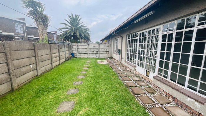 For Sale: Cluster in Lilianton, 2 beds, garage, pet-friendly garden, near schools.