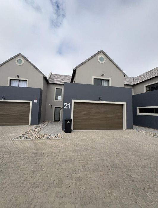 Townhouse To Rent in Ocean View: 3 Bedrooms, double garage, courtyard, near amenities.