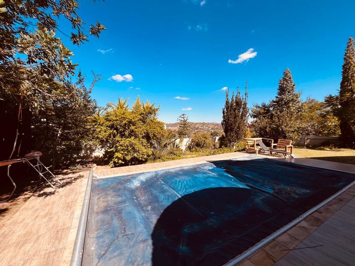 Eros House For Sale: Spacious living, pool, lapa, and 4 garages.