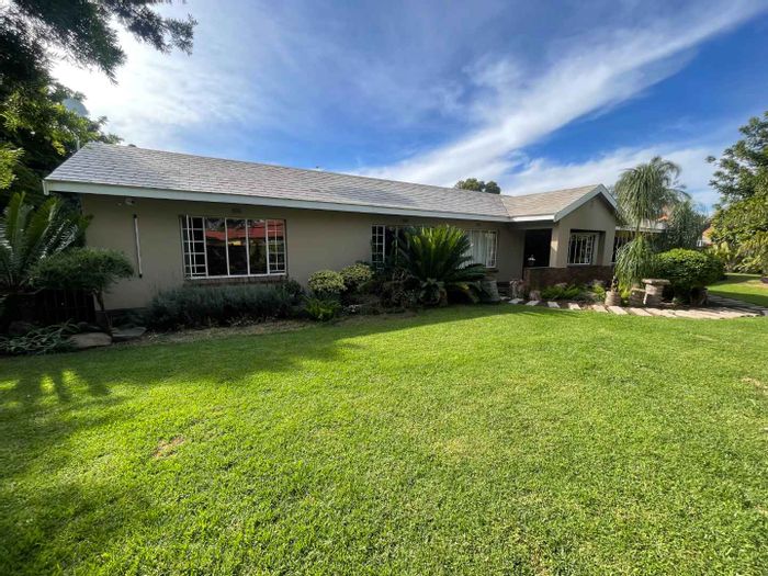 Dundee Central House For Sale: 4 beds, pool, solar system, spacious garden.