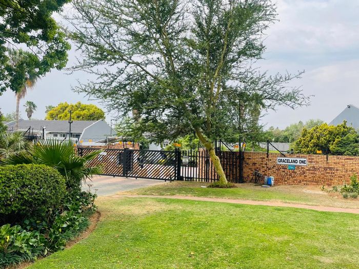 Northwold Apartment To Rent: 2 Bedrooms, pool, play area, covered parking.