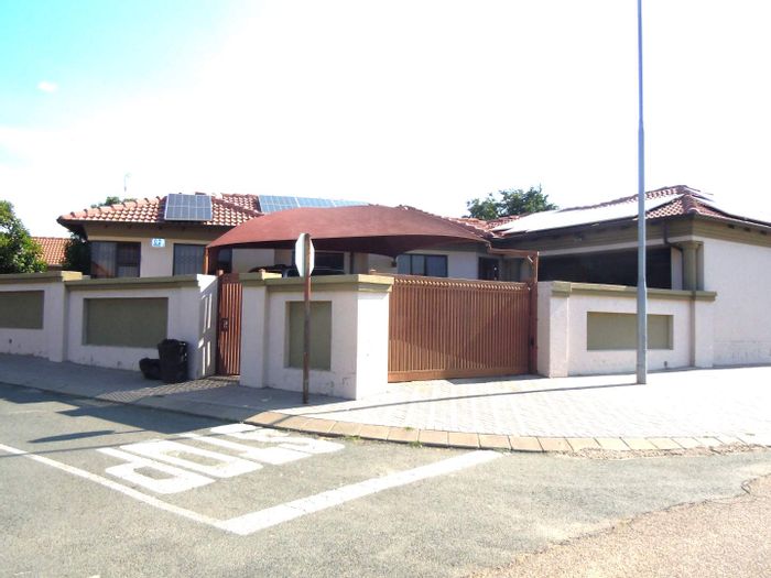 House for Sale in Midrand Central: 3 bedrooms, en-suite, garage, entertainment lounge.