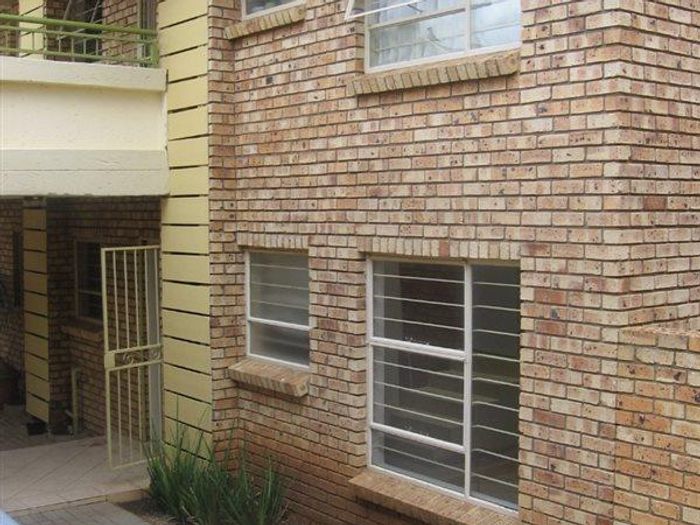 Celtisdal Townhouse To Rent: 2 bedrooms, patio, garden, pool, and braai facilities.