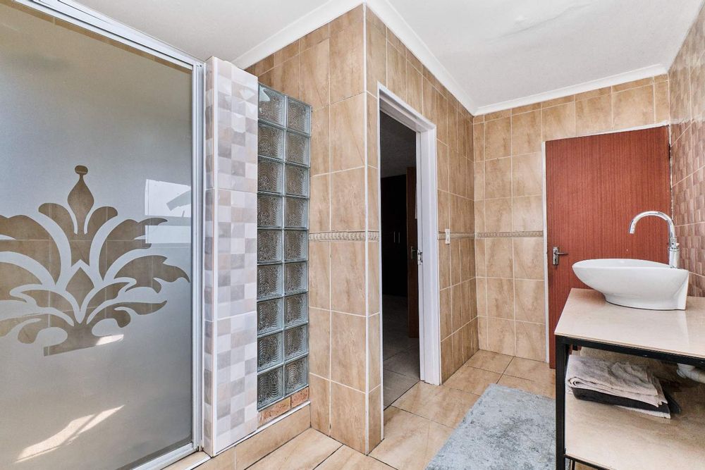 Jack & Jill bathroom servicing both upstairs bedrooms