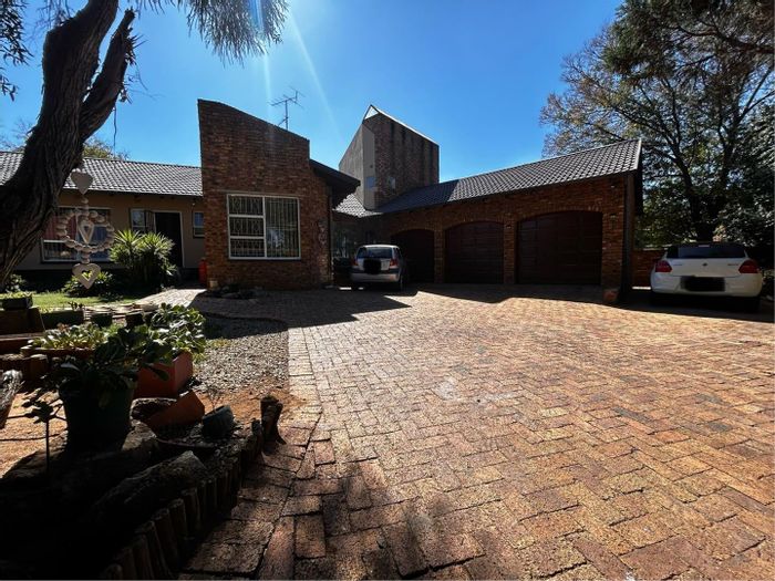 For Sale: Spacious Brackendowns house with pool, bar, and three garages.