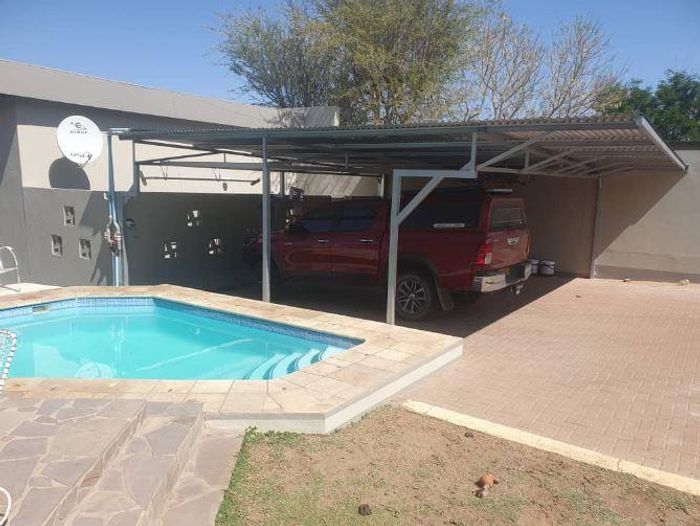 Klein Windhoek House For Sale: Spacious, potential-filled home with flat and greenhouse.