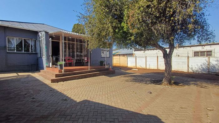 House for Sale in Florentia: 3 beds, office, granny flat, spacious outdoor areas.
