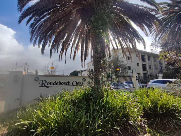 Rondebosch Apartment To Rent: 24-hour security, balcony, near schools and transport.