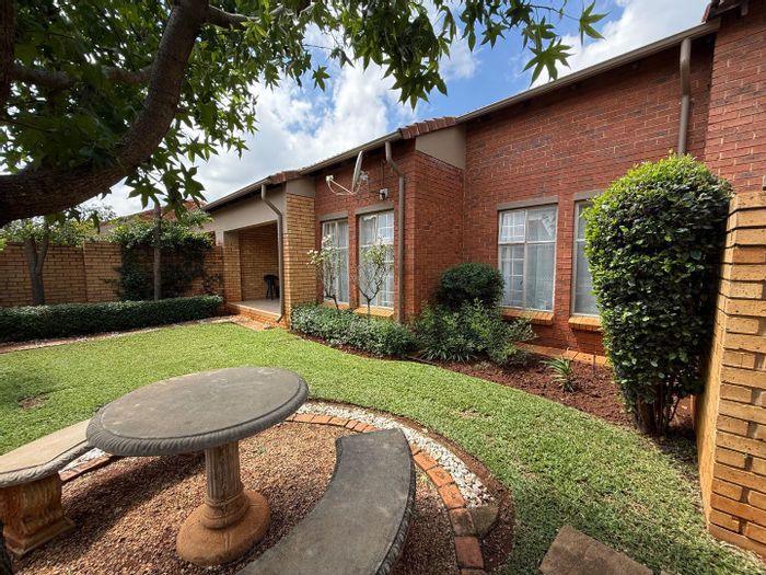 Townhouse in Equestria To Rent: 2 beds, outdoor patio, secure estate amenities.