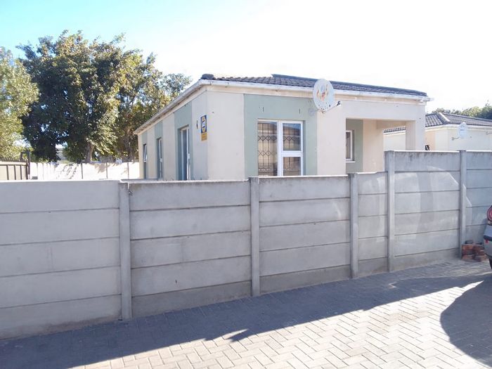 For Sale: House in Blue Downs Central with 3 bedrooms, secured yard, ample parking.