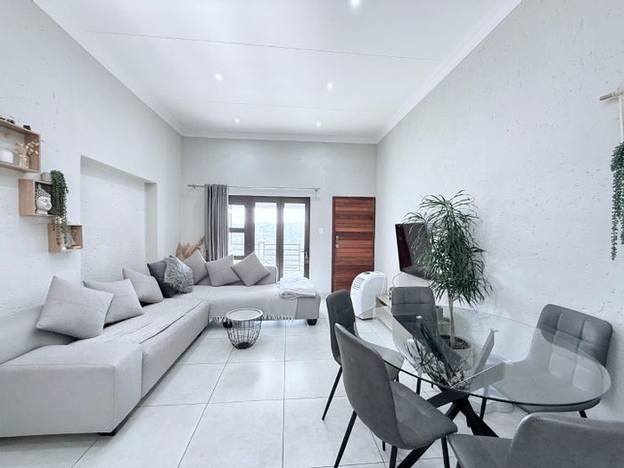 Glenvista Apartment For Sale: 2 beds, pool, golf views, secure living.