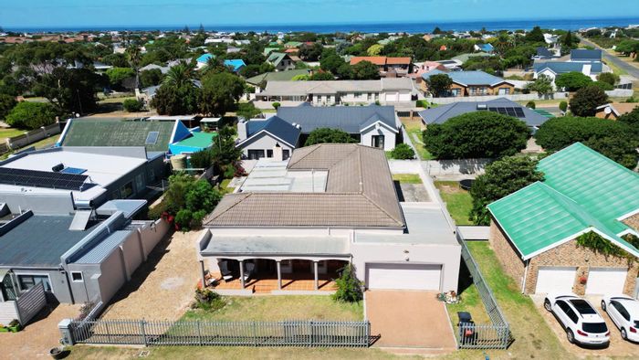 House for Sale in Sandbaai: 3 bedrooms, entertainment area, double garage, near beaches.