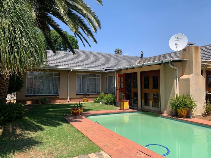 Norkem Park House For Sale: 3 beds, pool, double garages, security features.